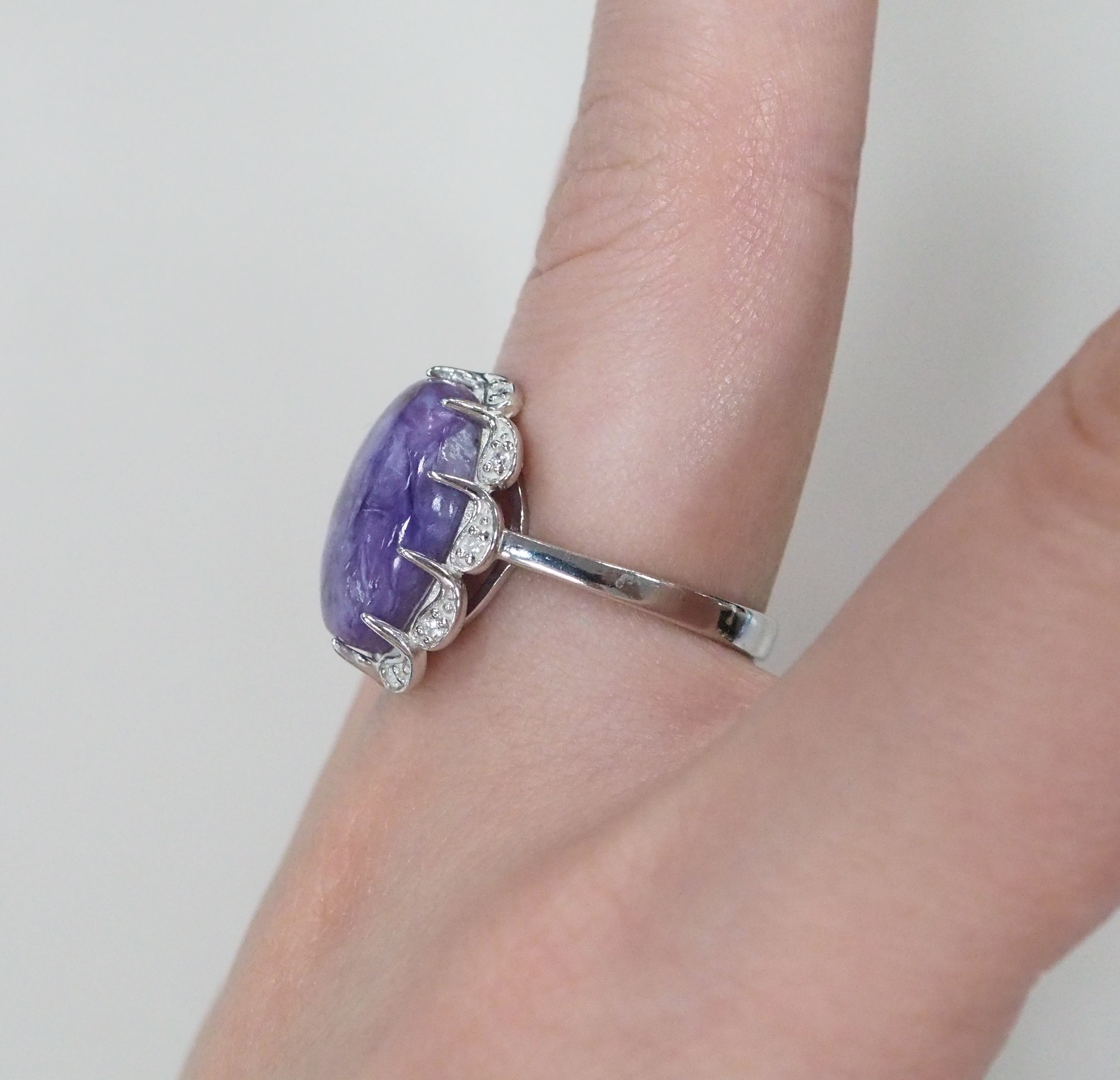 Серебряное кольцо с чароитом